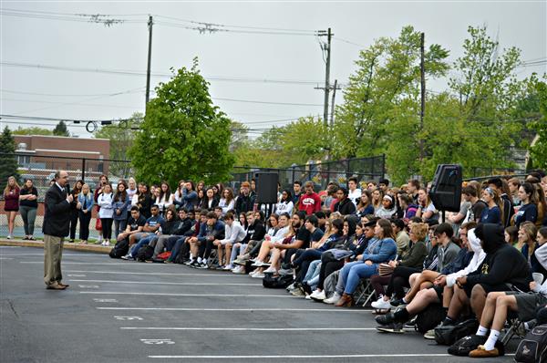 Henderson's junior class hear from Dr. Sherlock during Mock Crash 