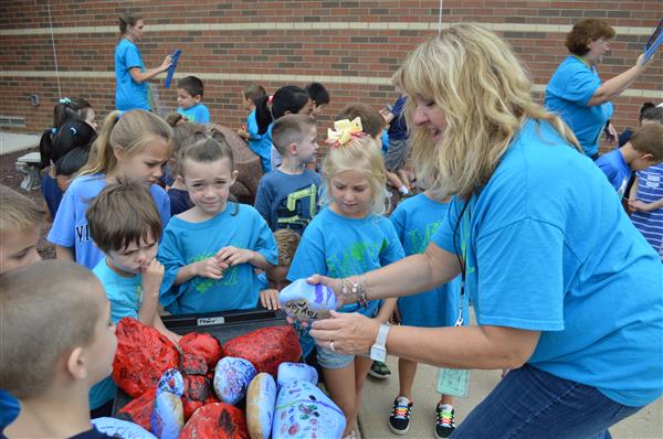 Students prepare to display their rocks 